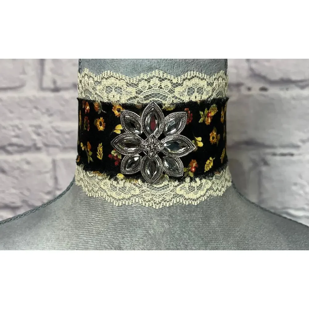 Victorian/Dark Academia Style Lace & Floral Print Choker w/Vintage Brooch